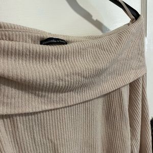 Abercrombie & Fitch Off-The-Shoulder Cream Long-Sleeved